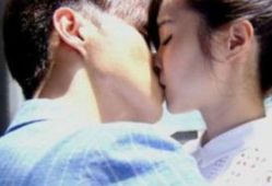 美女亲嘴视频,美女亲密互动，画面唯美令人陶醉