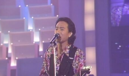 黄家驹唱光辉岁月视频,黄家驹经典之作，唤起青春记忆